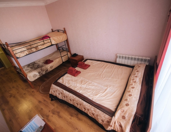 Номер эконом семейный с 1 двуспальной кроватью и 1 двухъярусной кроватью - Санаторий «Старица» Солотча